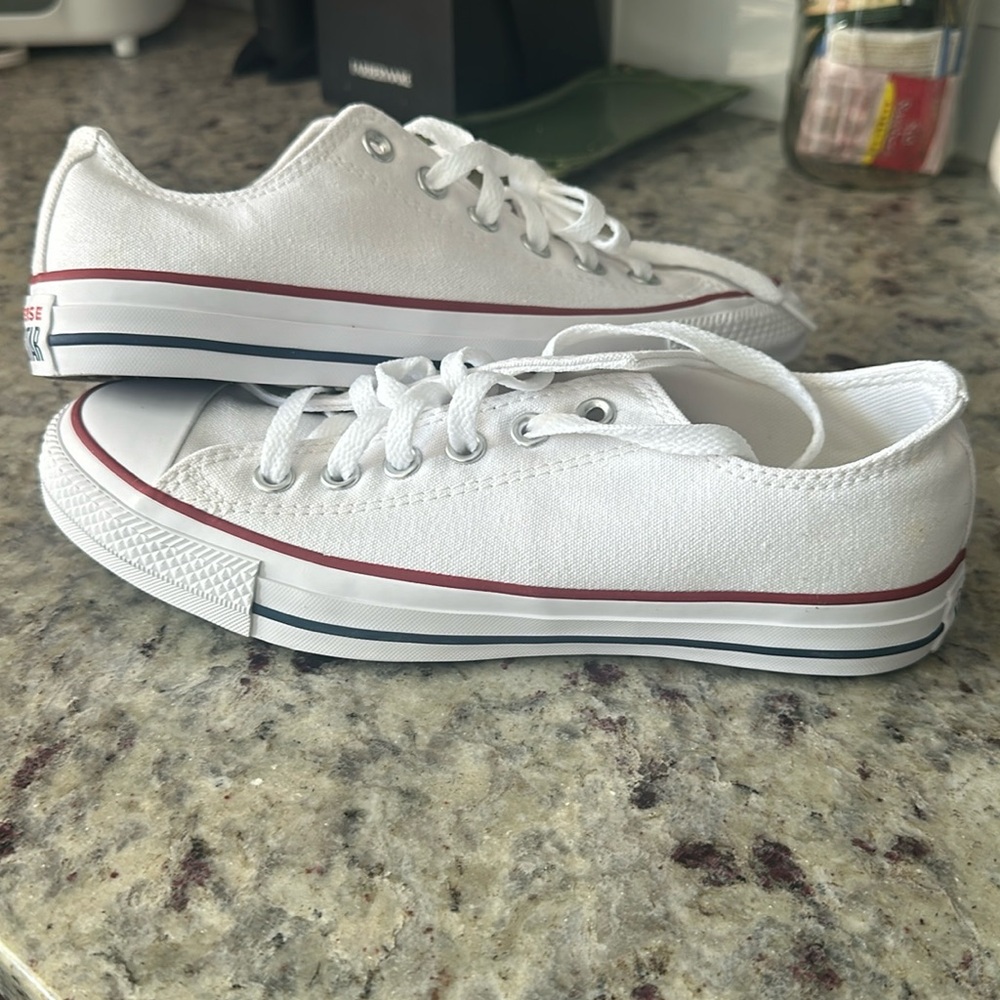 NEVER WORN Classic Converse All White Unisex sz 6 men’s, 8 women’s